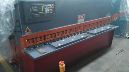 Гильотинные ножницы Quasar QC12Y-4х2500  Чебоксары, Москва